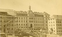 Photographie prise en 1876, le jour de l'inauguration - On remarque, à gauche et à droite, deux immeubles de la rue Numa-Droz, encore en chantier