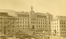 Photographie prise en 1876, le jour de l'inauguration - On remarque,  gauche et  droite, deux immeubles de la rue Numa-Droz, encore en chantier
