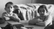 une imprimerie Freinet recouverte d'un drap au fond d'une classe de 2me primaire  La Chaux-de-Fonds (Suisse) en 1952-1953 - cliquer sur l'image pour plus d'informations
