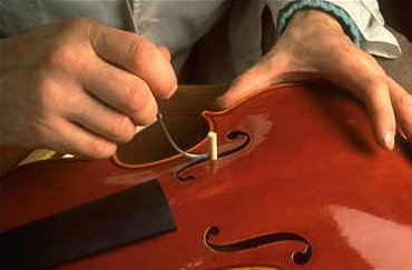 mise en place de l'âme d'un violon, Scuola di Liuteria, Cremona, Italia