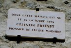 Panneau situ au-dessus de la porte d'entre de la maison natale de Freinet - cliquer pour agrandir l'image !