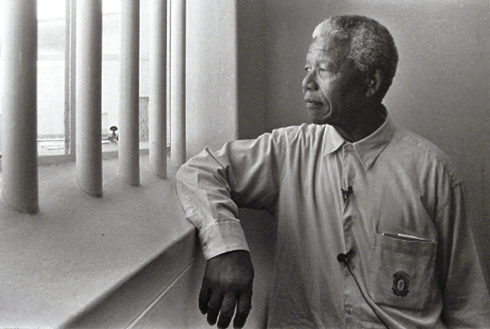 Mandela revisite en 1994 la cellule de Robben Island o il a t incarcr de 1964  1982 - photo Jrgen Schadeberg
