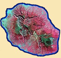 en bas  droite, le piton de la fournaise