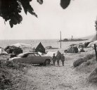 la plage de sable de Saint-Clair, 
prs du Lavandou, vers 1955;
le camping sauvage y tait alors permis;
au fond  droite, le rocher de la Baleine