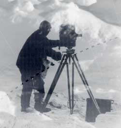 tournage de 'South' par Frank Hurley dans l'antarctique en 1919, voir notre page Shackleton et le DVD du British Film Institute