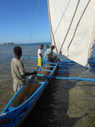 mise  l'eau d'une pirogue  balancier le 17 avril 2012 vers 9 heures du matin dans la rgion d'Ifaty, province de Tular