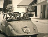 cinq enfants  l'arrire de la Peugeot 402 - t 1949, Golfe Juan (prs de Vallauris), 
films en double-huit par Marcel, avec sa petite camra Keystone K-8 - de gauche  droite : 
thrse, gabriel, jean-daniel, andr, hlne