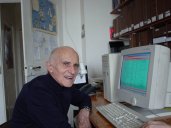 Marcel pratique l'informatique et la programmation depuis 1985; ici en avril 2004, rue du Puits 27, dans son bureau (photo Hlne Grand)