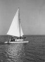 été 1958, 
au large des Saintes-Maries-de-la-mer, 
à la barre du catamaran en duralumin 
construit de ses mains
et baptisé Moby-Dick
en hommage au roman d'Herman Melville
et à sa baleine blanche