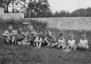 les 3 enfants et 5 des 8 neveux et nices 
de Marcel et Margot,
aligns par ordre d'ge,
dans le jardin de la maison 
de leurs grands-parents,
rue de la Tuilerie 32,
devant une range de framboisiers
(photo prise par Marcel en 1958)
de g.  dr. : Jean-Daniel, Andr, 
Gianfranco Pedroni, Hlne, Ricardo Pedroni, 
Pierre-Alain, Gabriel, Jean-Bernard