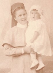 Margot en 1919, dans les bras de sa nurse (photo J. Groepler, La Chaux-de-Fonds)