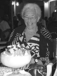 Margot en juillet 2001 � la terrasse d'un restaurant-glacier sur le port de Porto-Vecchio (Corse du Sud)