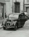 quelques annes avant 1950, Margot se dplaait avec ses enfants dans une Peugeot 202 noire comme celle-ci