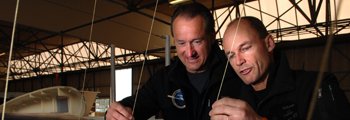 Andr Borschberg ( g.) et Bertrand Piccard ( dr.)