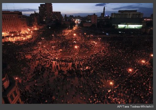 Lundi 31 janvier 2011, des dizaines de milliers de manifestants se sont  nouveau rassembls sur la place Tahrir, au Caire, malgr le couvre-feu dcrt par Moubarak