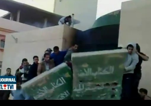 le 18 fvrier 2011,  Tobrouk, des jeunes dtruisent un monument hommage au  livre vert  de kadhafi - cliquer ici pour voir la vido
